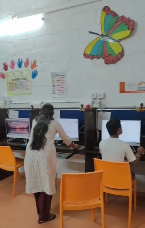 Members learning basic computer skills in the Digital Learning program